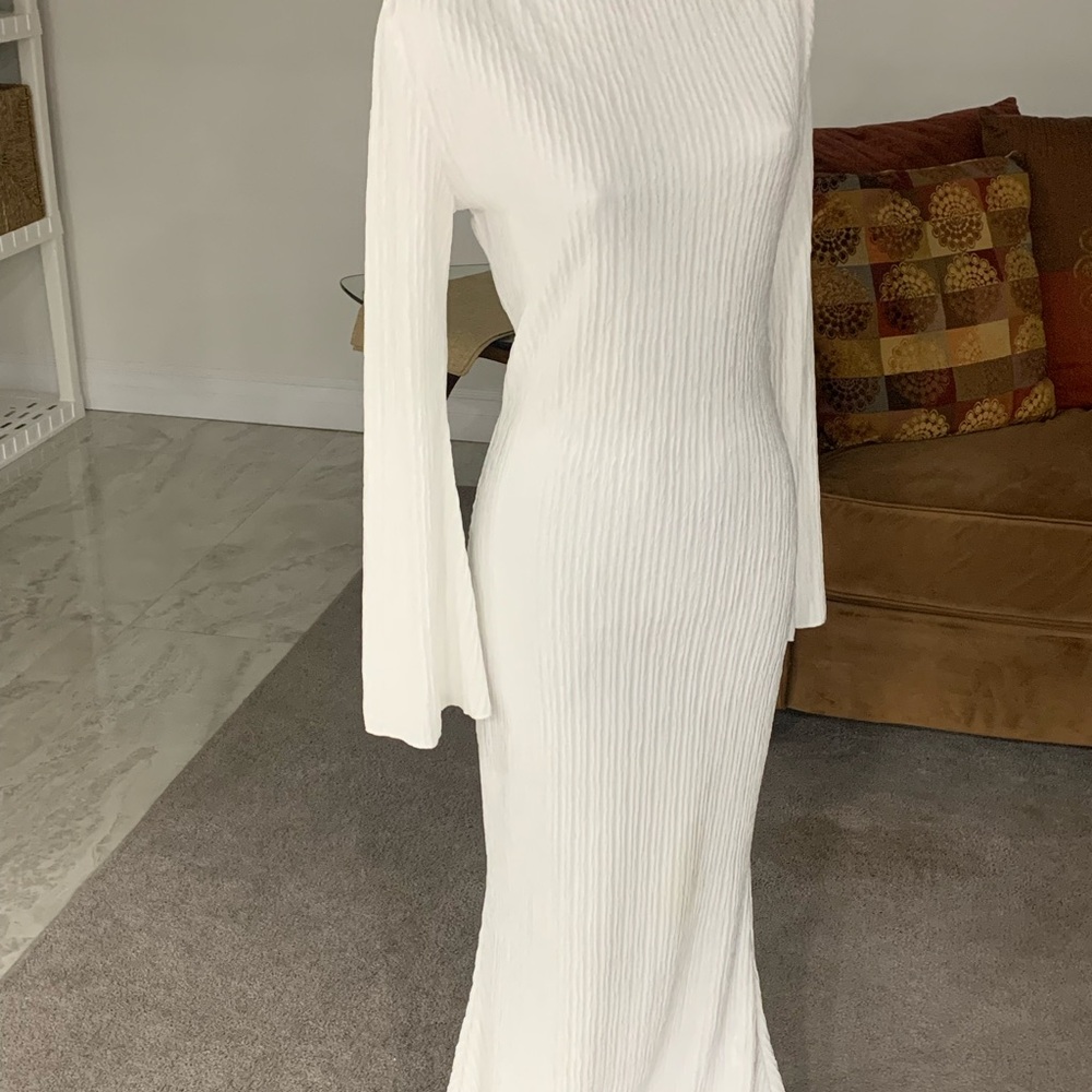 Elegant White Ribbed Dress